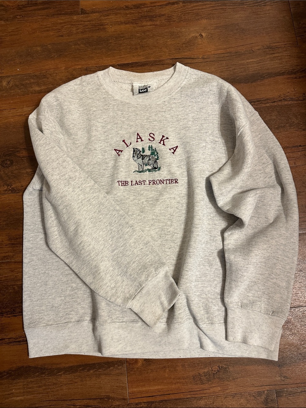 80s/90s Lee Light Gray Crewneck Sweatshirt with Alaska Embroidered Graphic